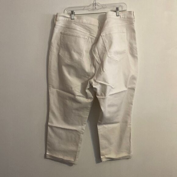 Old Navy white capri's, size 20 - Picture 2 of 4